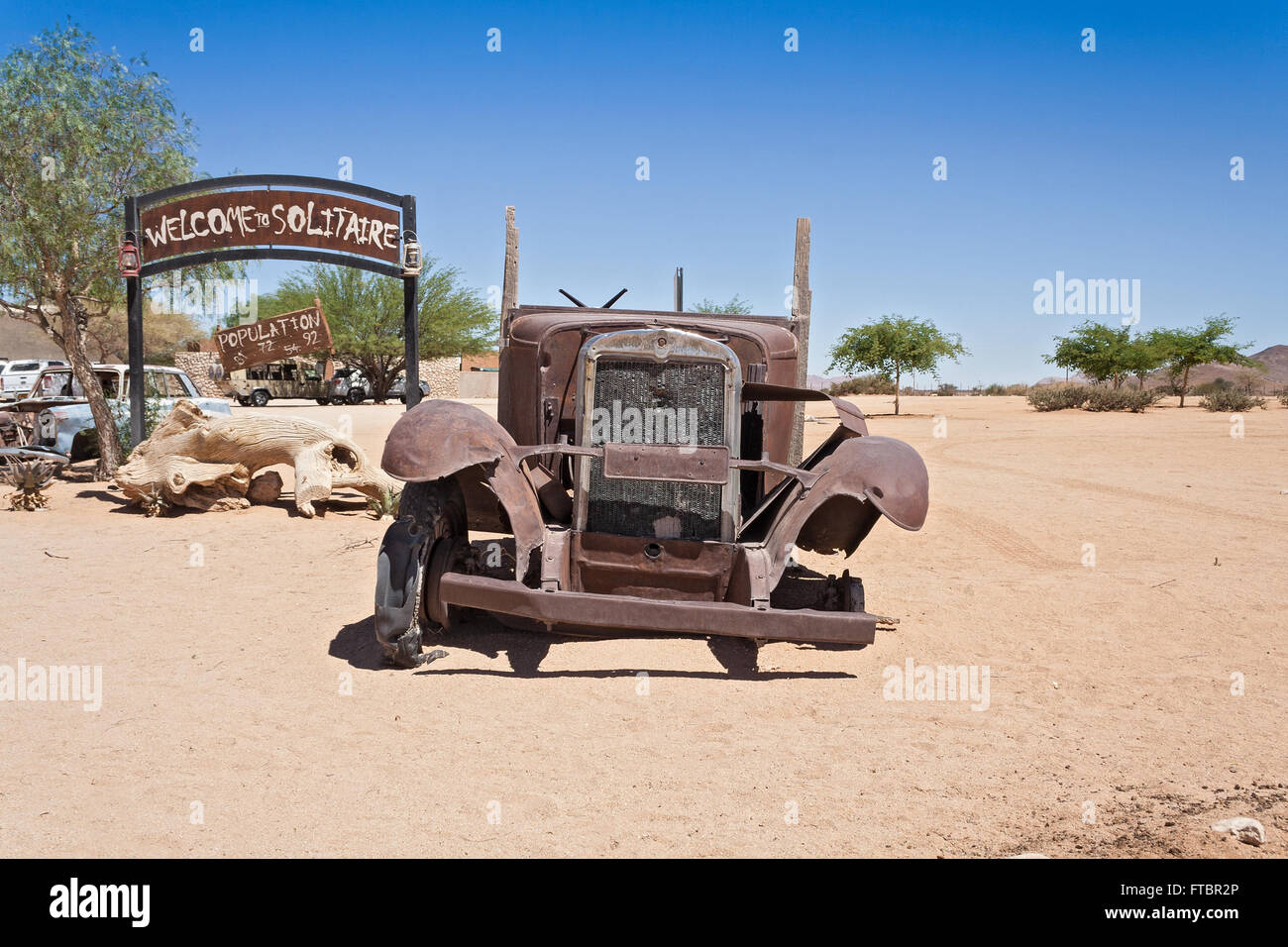 Vecchio arrugginito auto di fronte alla stazione di gas Solitaire, Namibia Foto Stock