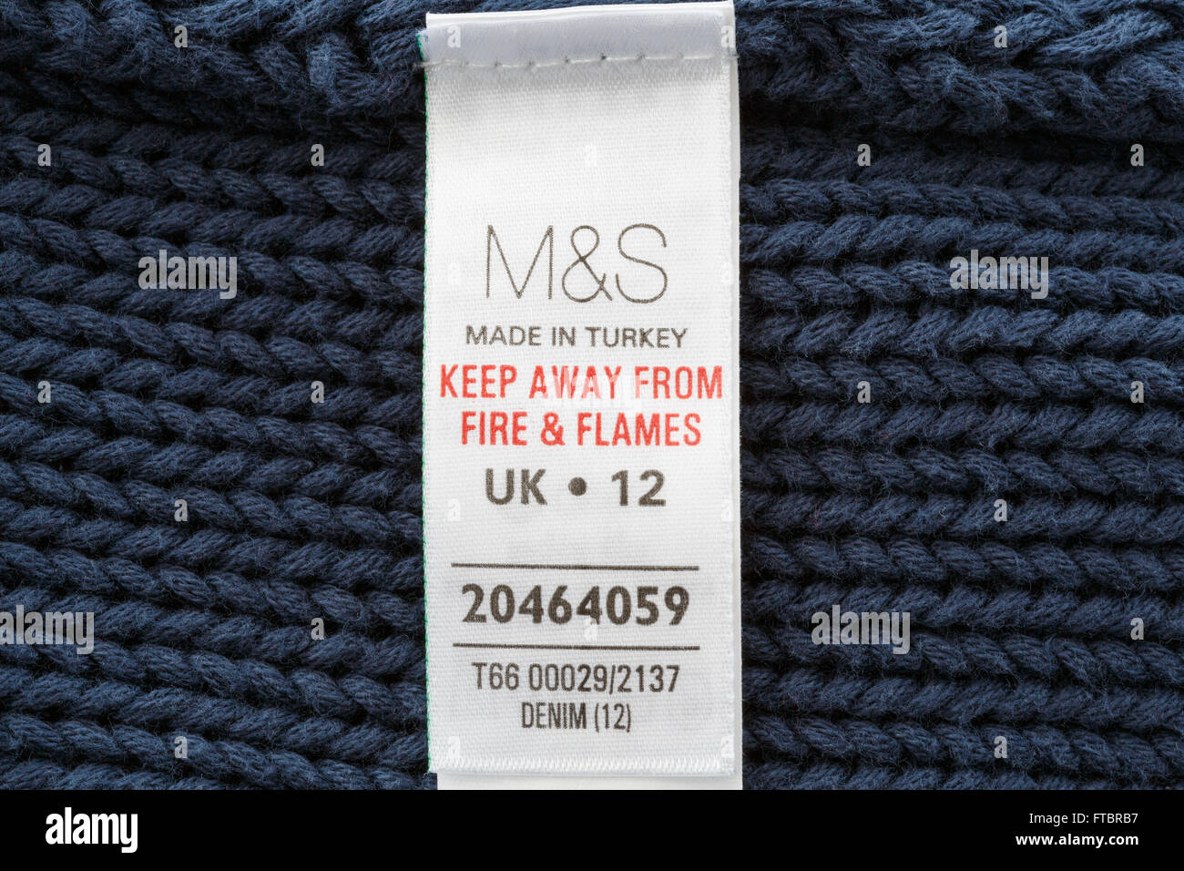 Marks & Spencer abbigliamento etichetta su una donna abito in Turchia. Inghilterra, Regno Unito, Gran Bretagna Foto Stock