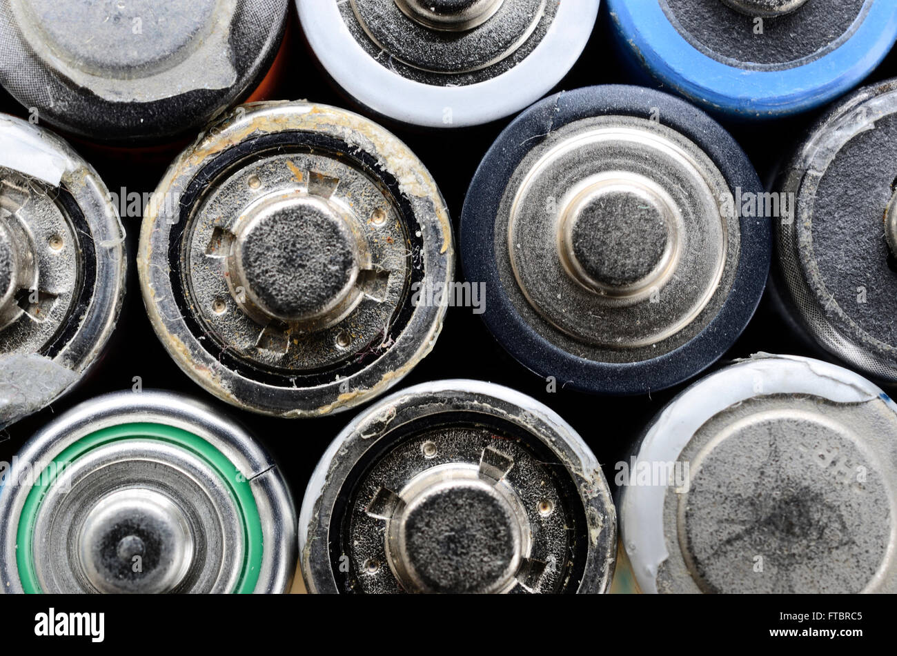 Molte delle vecchie batterie usate, vista da sopra Foto Stock