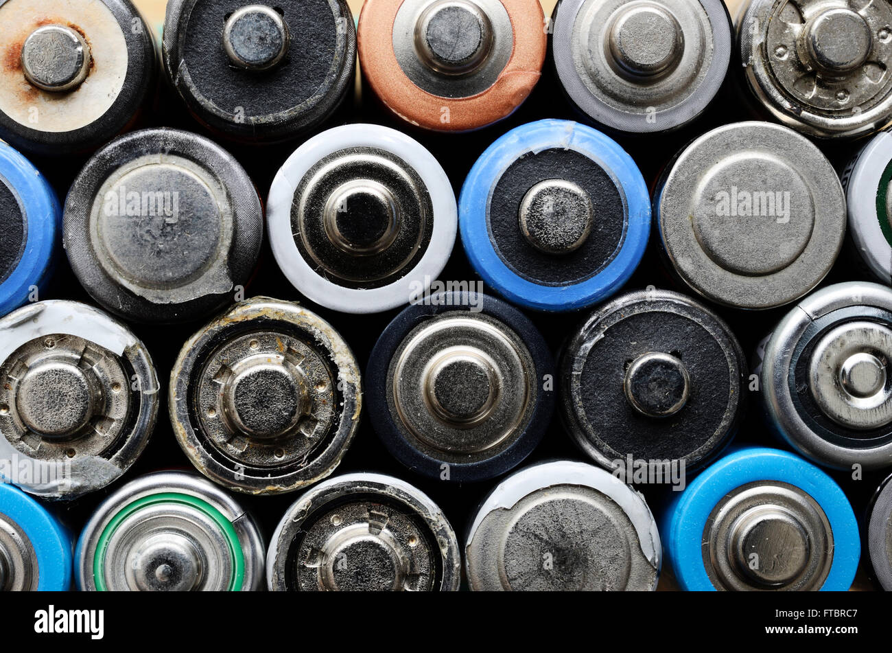 Molte delle vecchie batterie usate, vista da sopra Foto Stock