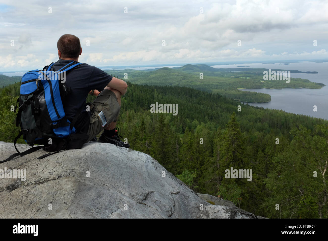Tourist si trova su una scogliera alta nel parco nazionale di Koli, Finlandia Foto Stock
