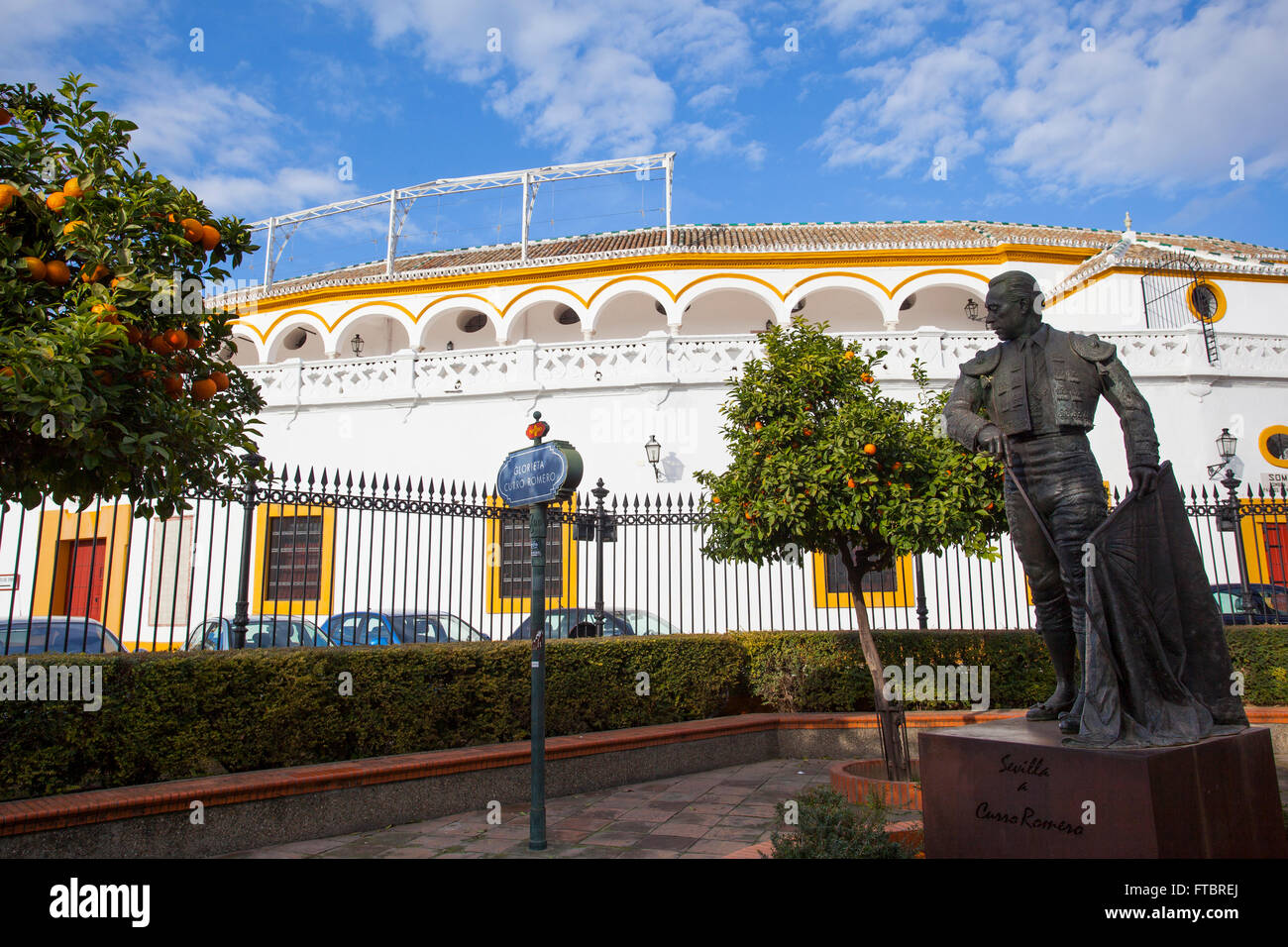 Curro Romero statua con ''Plaza de toros de la Real Maestranza de Caballería de Sevilla" in background. Andalusia, Spagna. Foto Stock