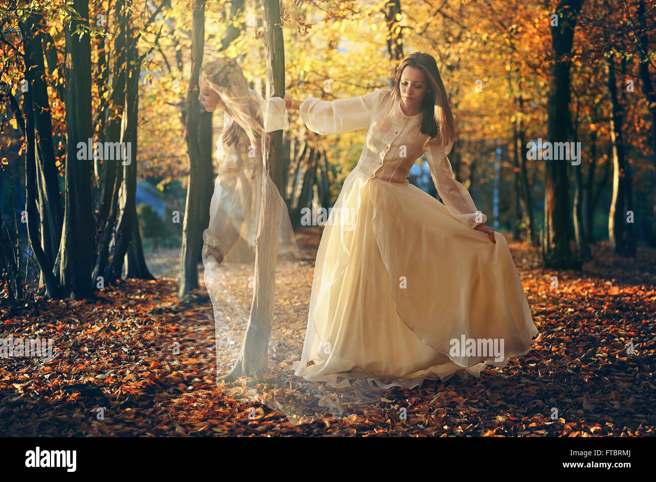 Bella donna dancing in autunno boschi. Surreale e romantico Foto Stock