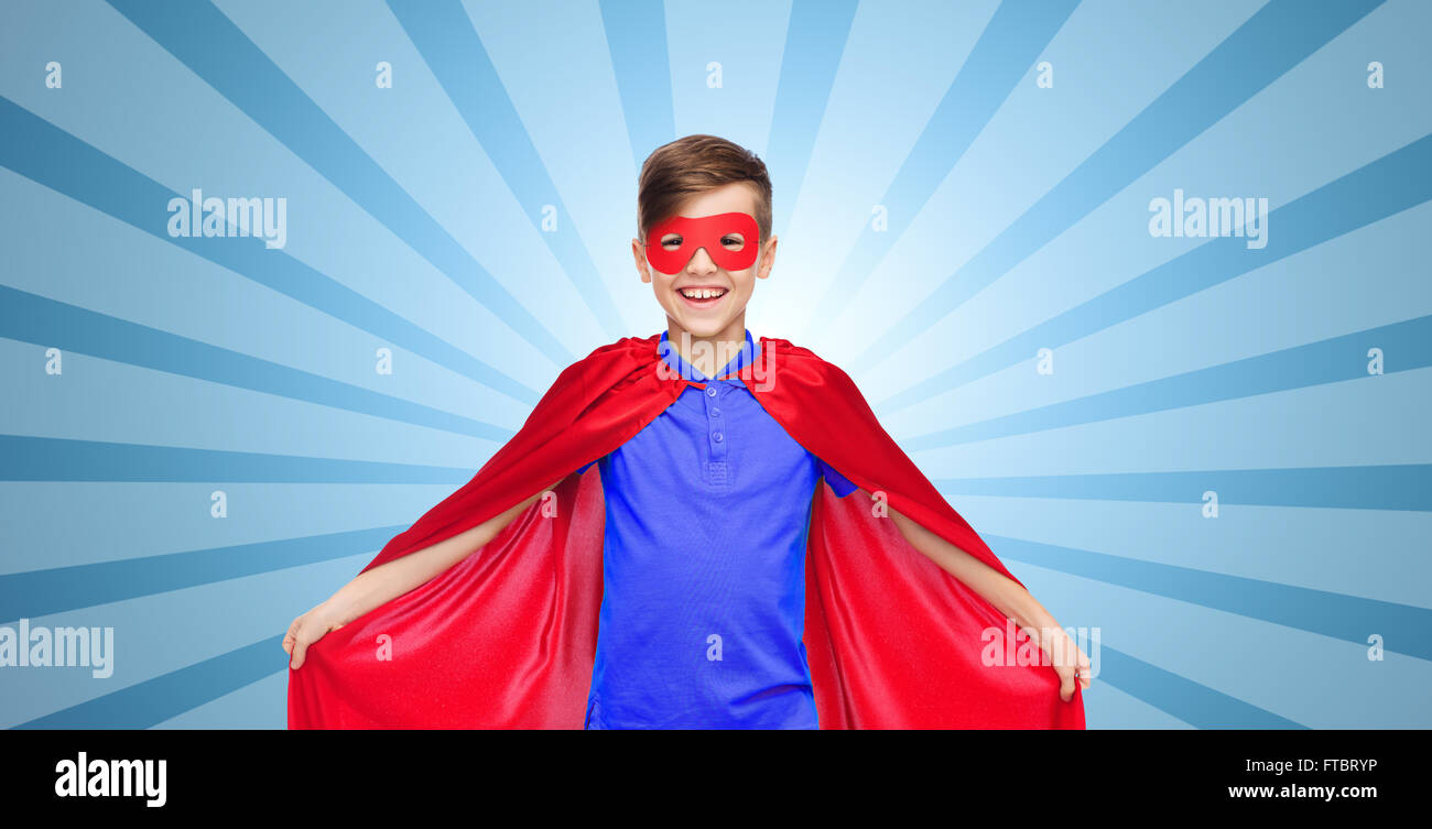 Ragazzo in rosso super hero cape e maschera Foto Stock