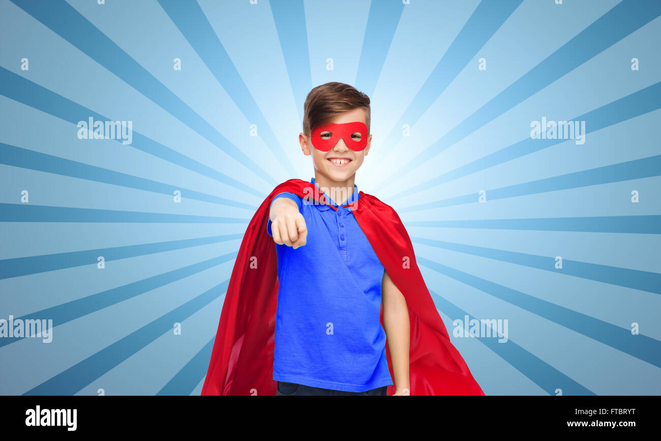 Happy boy in rosso superhero cape e maschera Foto Stock