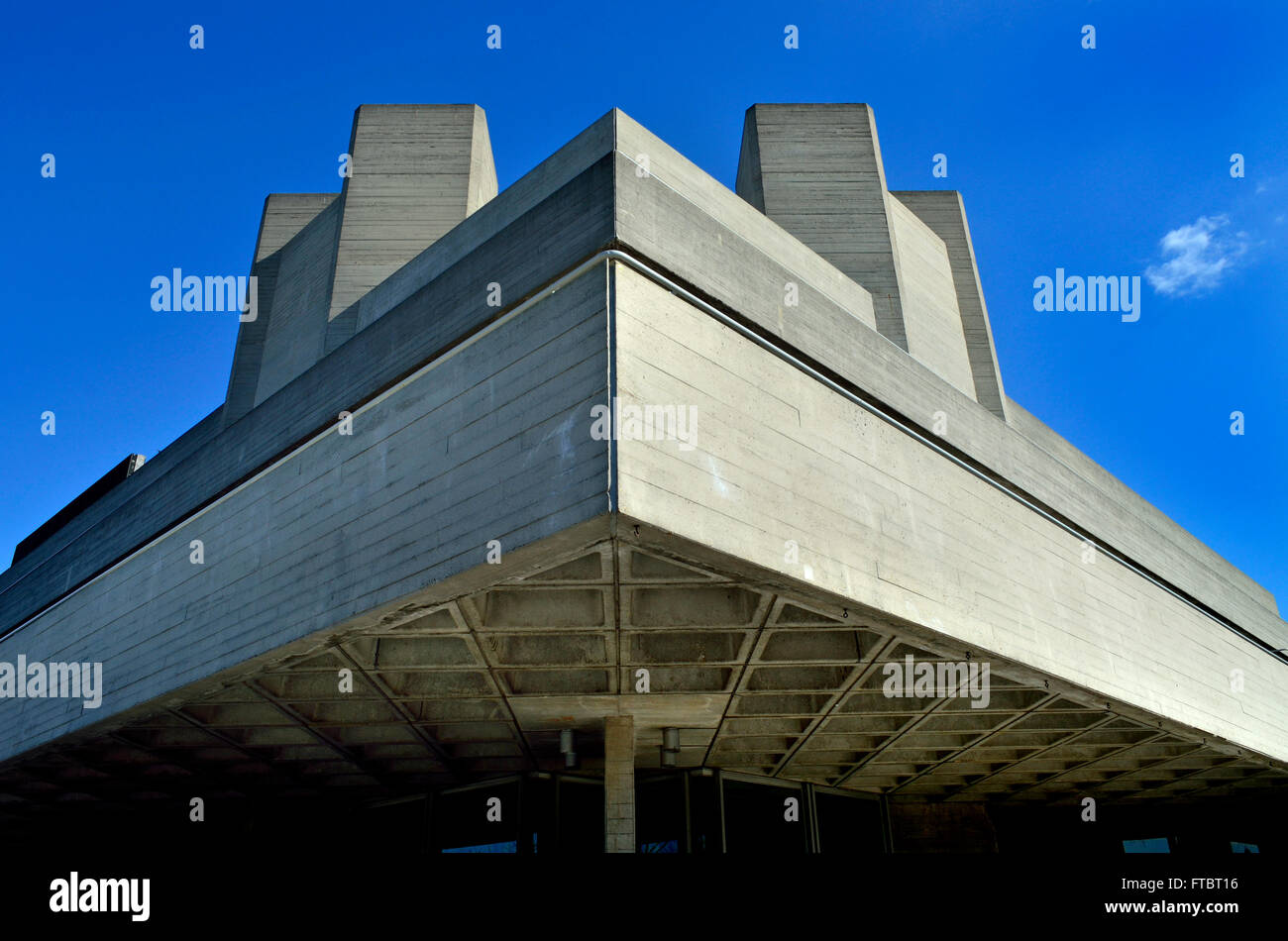 Londra, Inghilterra, Regno Unito. Teatro Nazionale, (Royal National Theatre / Teatro nazionale di Gran Bretagna) sulla banca del sud... Foto Stock