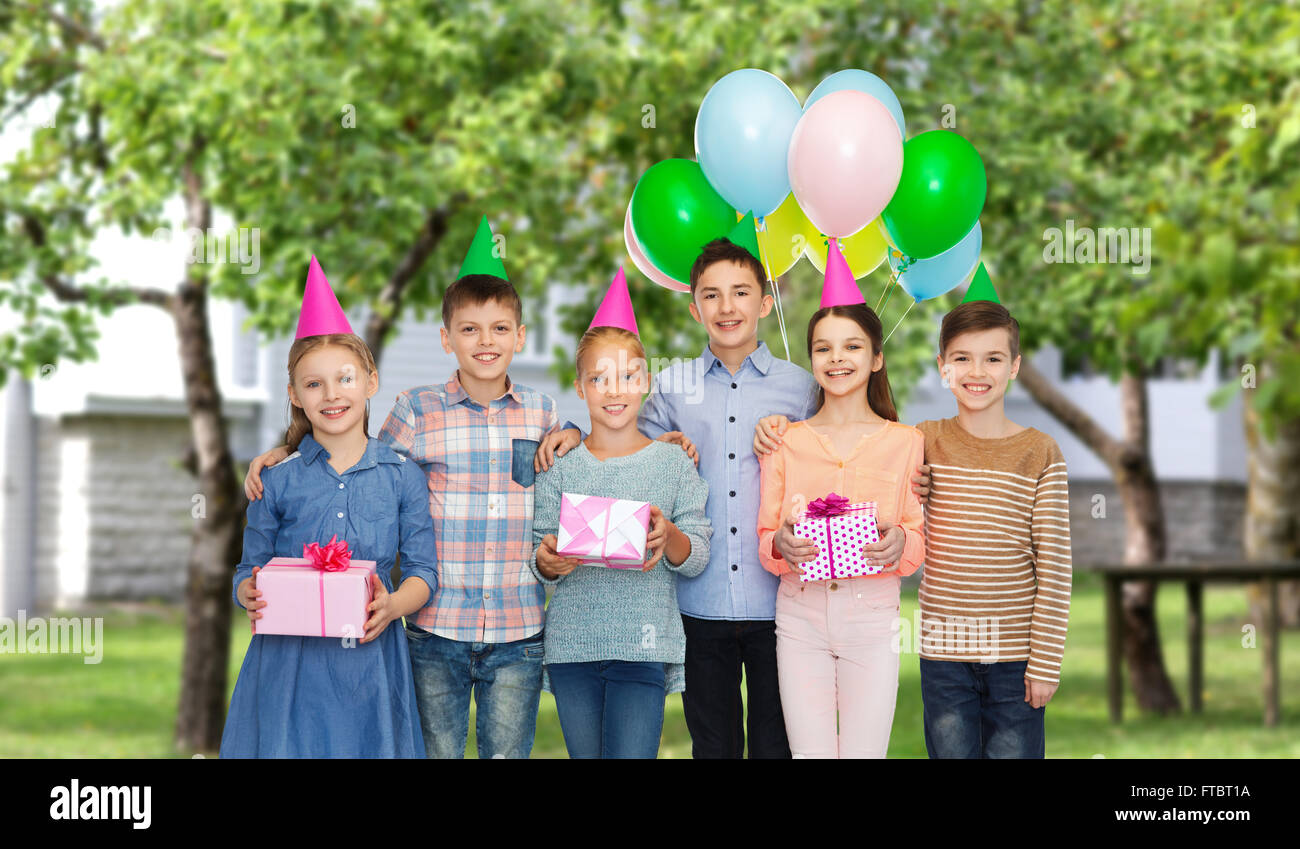 Dei bambini felici con doni sulla festa di compleanno Foto Stock