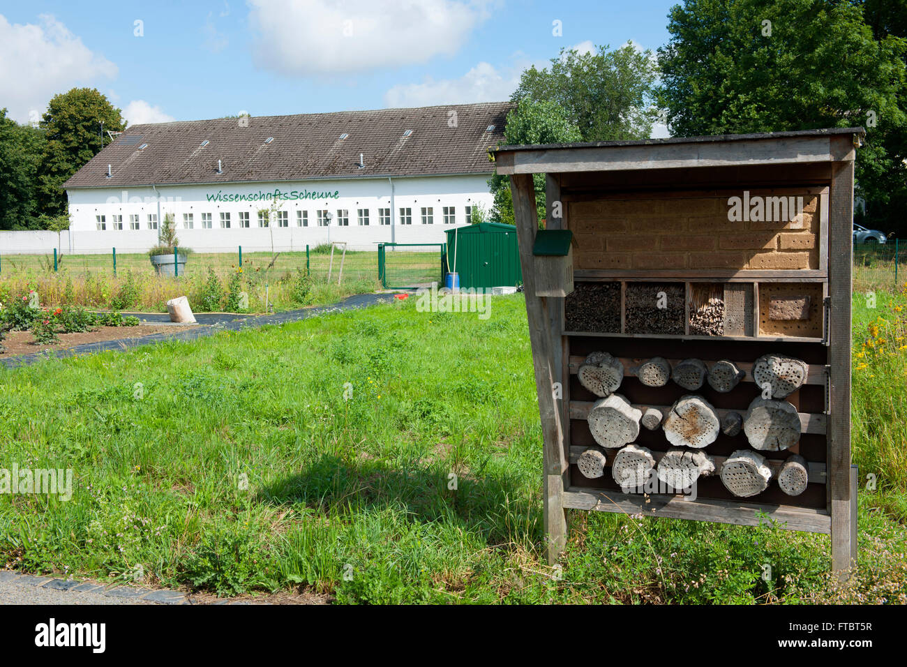 Deutschland, Köln, Max-Planck-Institut für Pflanzenzüchtungsforschung, Insektenhotel, im Hintergrund die Wissenschaftsscheune Wi Foto Stock