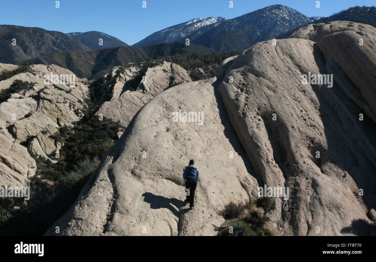 Escursionista scalatore sulle scogliere in Devil's conca naturale, uplift da San Andres anomalia della Contea di Los Angeles Foto Stock