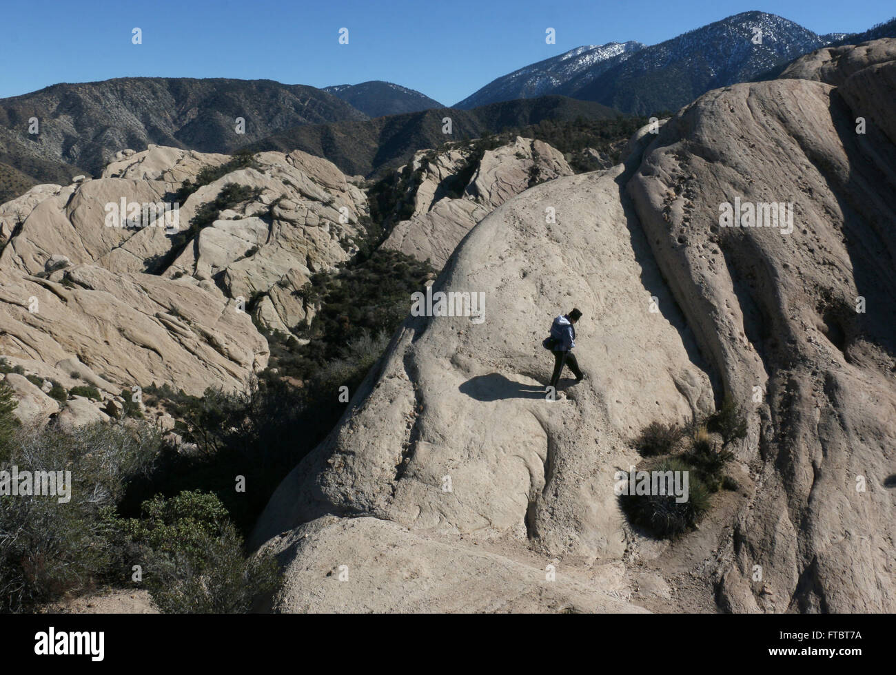 Escursionista scalatore sulle scogliere in Devil's conca naturale, uplift da San Andres anomalia della Contea di Los Angeles Foto Stock