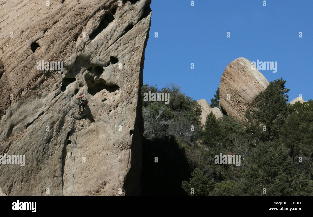 Escursionista scalatore sulle scogliere in Devil's conca naturale, uplift da San Andres anomalia della Contea di Los Angeles Foto Stock