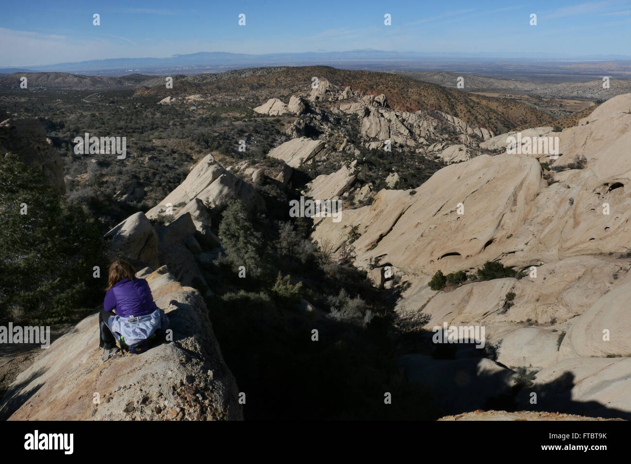Escursionista scalatore sulle scogliere in Devil's conca naturale, uplift da San Andres anomalia della Contea di Los Angeles Foto Stock