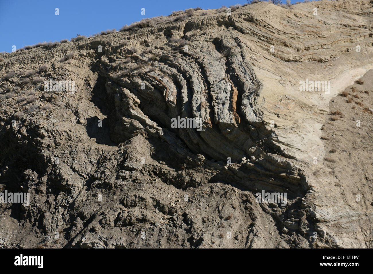 Deformato gli strati di roccia in strada tagliata lungo San Andres anomalia della Contea di Los Angeles Foto Stock