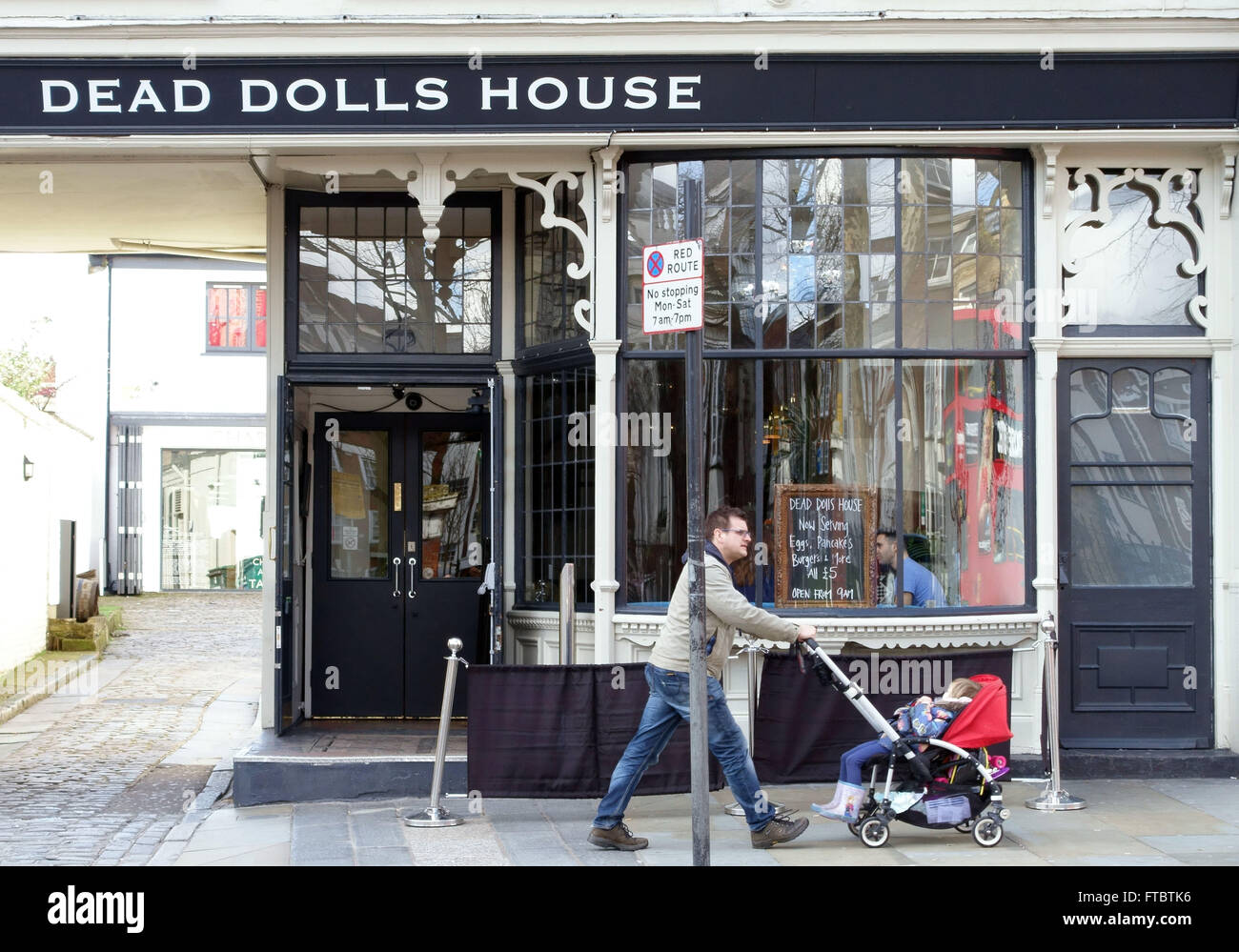 Dead Dolls house bar e ristorante in Upper Street, Islington, Londra Foto Stock