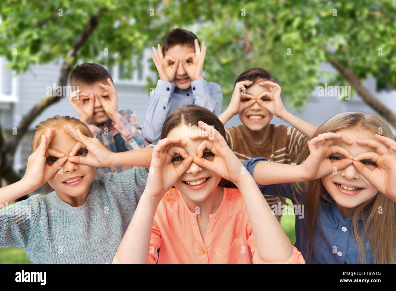 Dei bambini felici rendendo volti e divertirsi Foto Stock