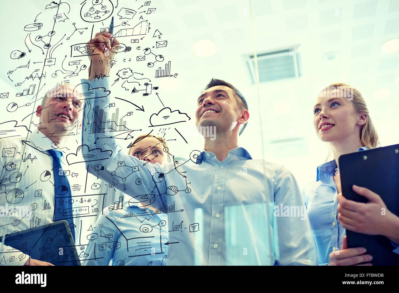 Sorridente la gente di affari con un pennarello e adesivi Foto Stock