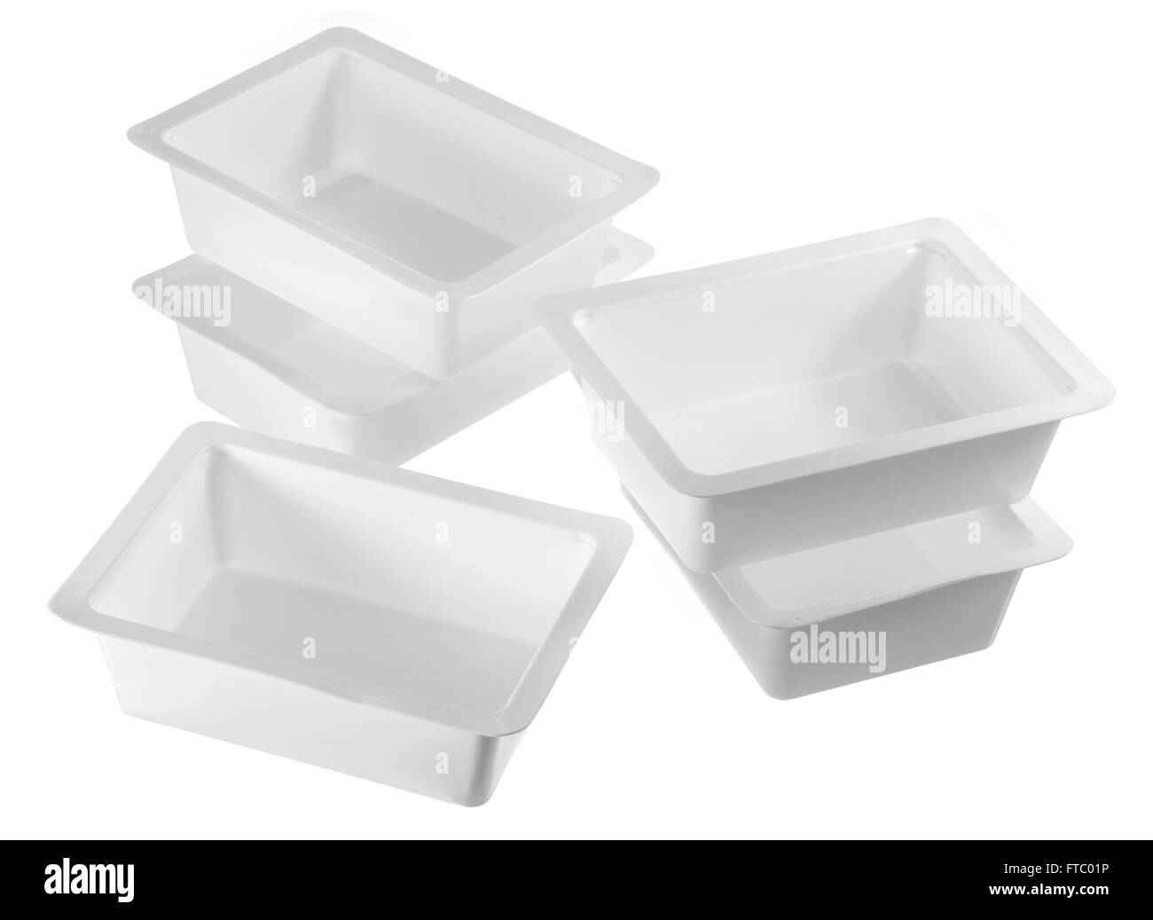 Caserola scatole di plastica con set di coperchi, isolati su sfondo bianco  Foto stock - Alamy