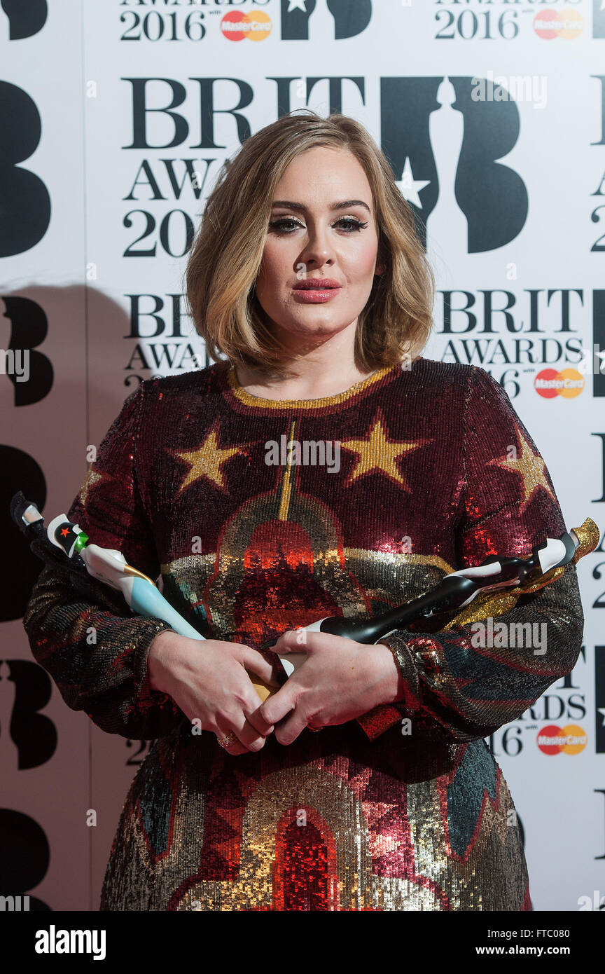 2016 BRIT Awards tenutosi presso l'O2 - Schede dei vincitori. Dotato di: Adele Adkins dove: Londra, Regno Unito quando: 24 Feb 2016 Foto Stock