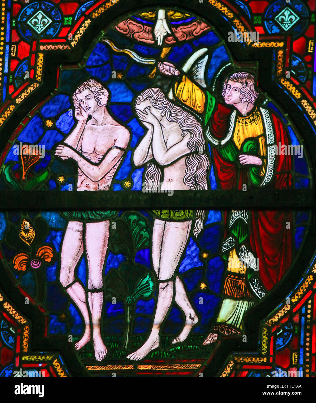 Cacciata di Adamo ed Eva dal Paradiso, vetrata nella chiesa di Dinant, Belgio Foto Stock