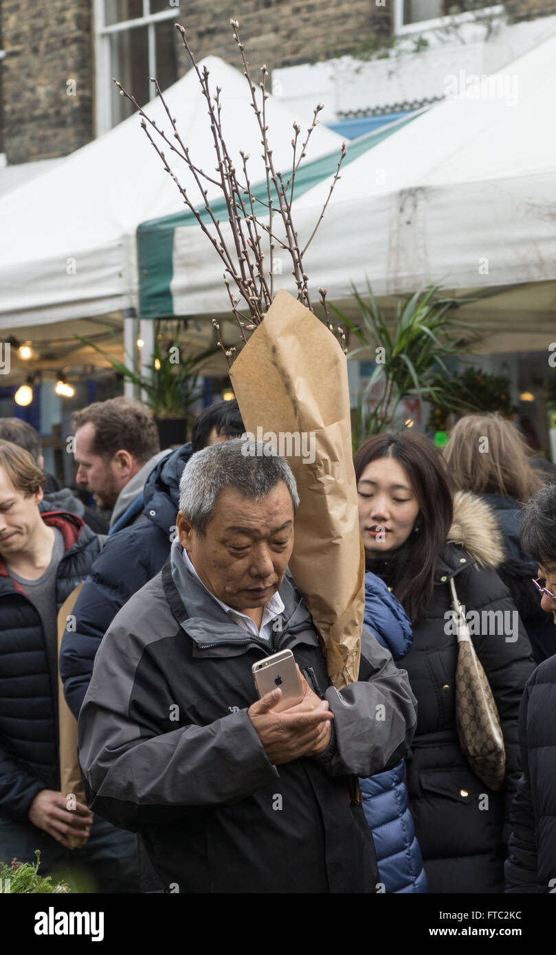 Uomo che utilizza il telefono cellulare uomo asiatico Foto Stock