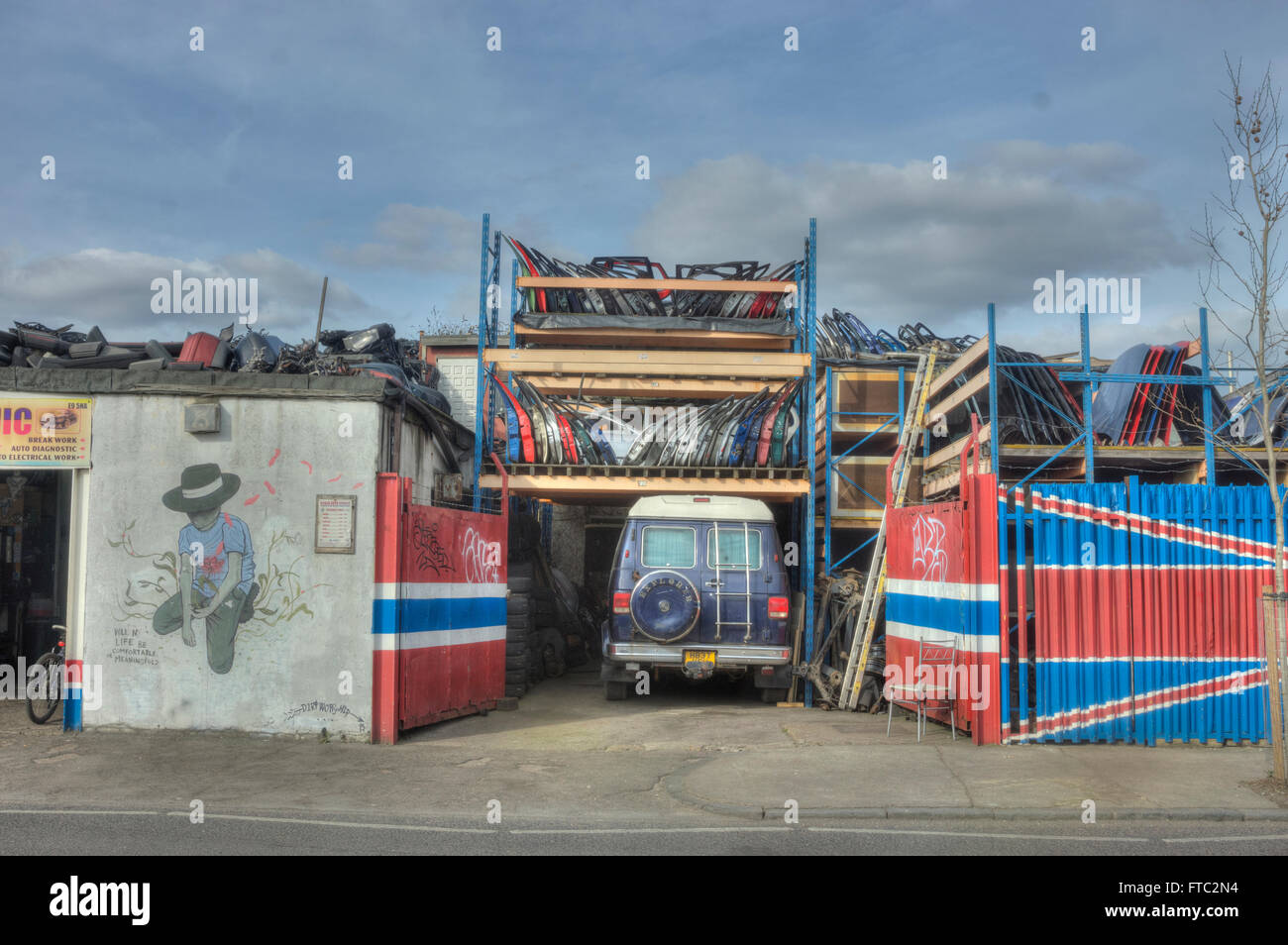 Demolitori auto cantiere, Hackney Wick parti di automobili Foto Stock