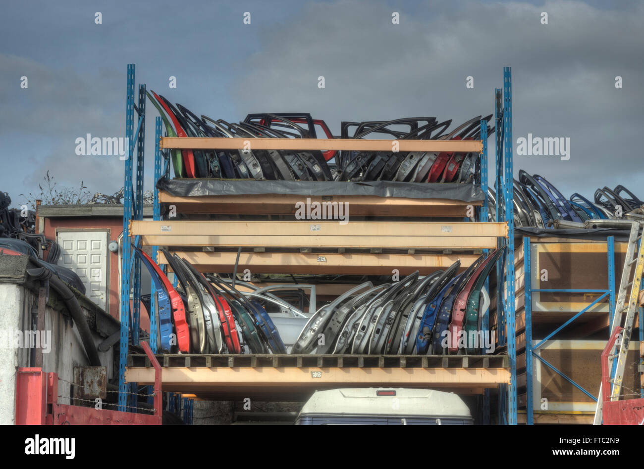 Demolitori auto cantiere, Hackney Wick parti di automobili Foto Stock