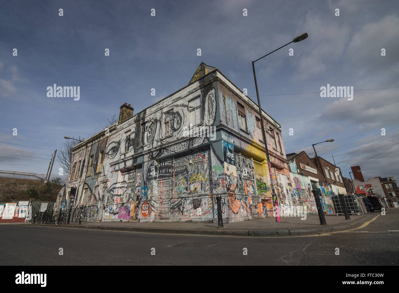 Hackney Wick edificio coperto di graffiti pub abbandonati Foto Stock