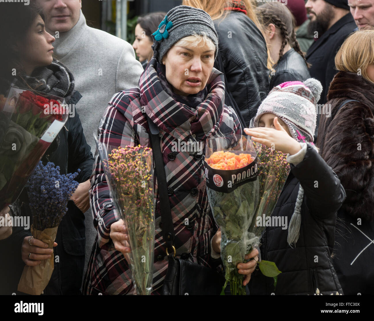 Donna shopping presso la columbia road market Foto Stock