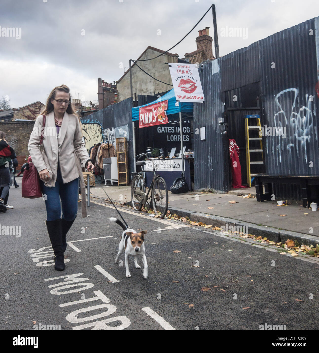 Columbia road market, donna cane a piedi, femmina proprietario del cane Foto Stock