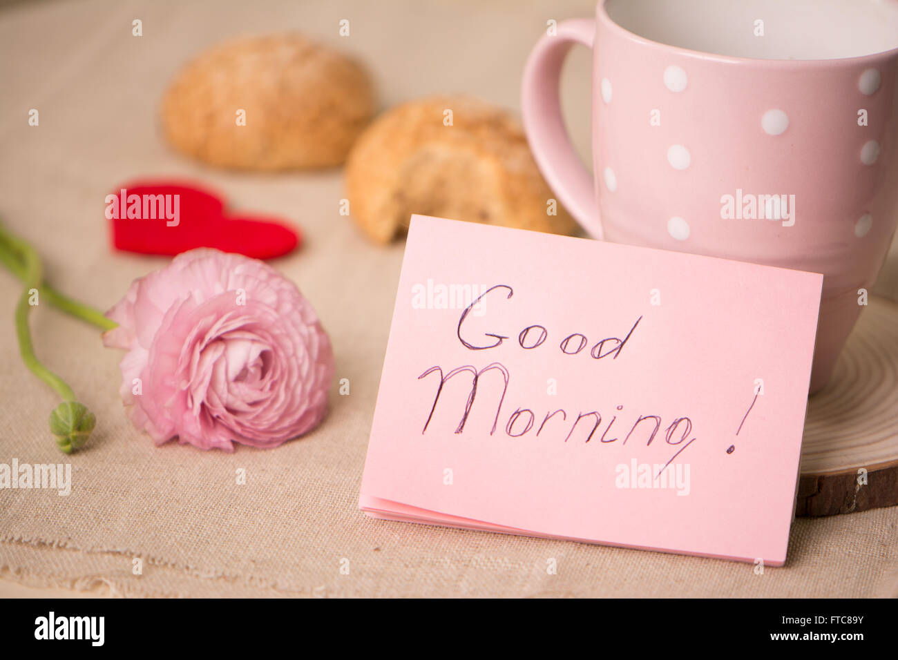 Tazza di caffè e biscotti sul tavolo. Desiderano una bella giornata. Foto Stock