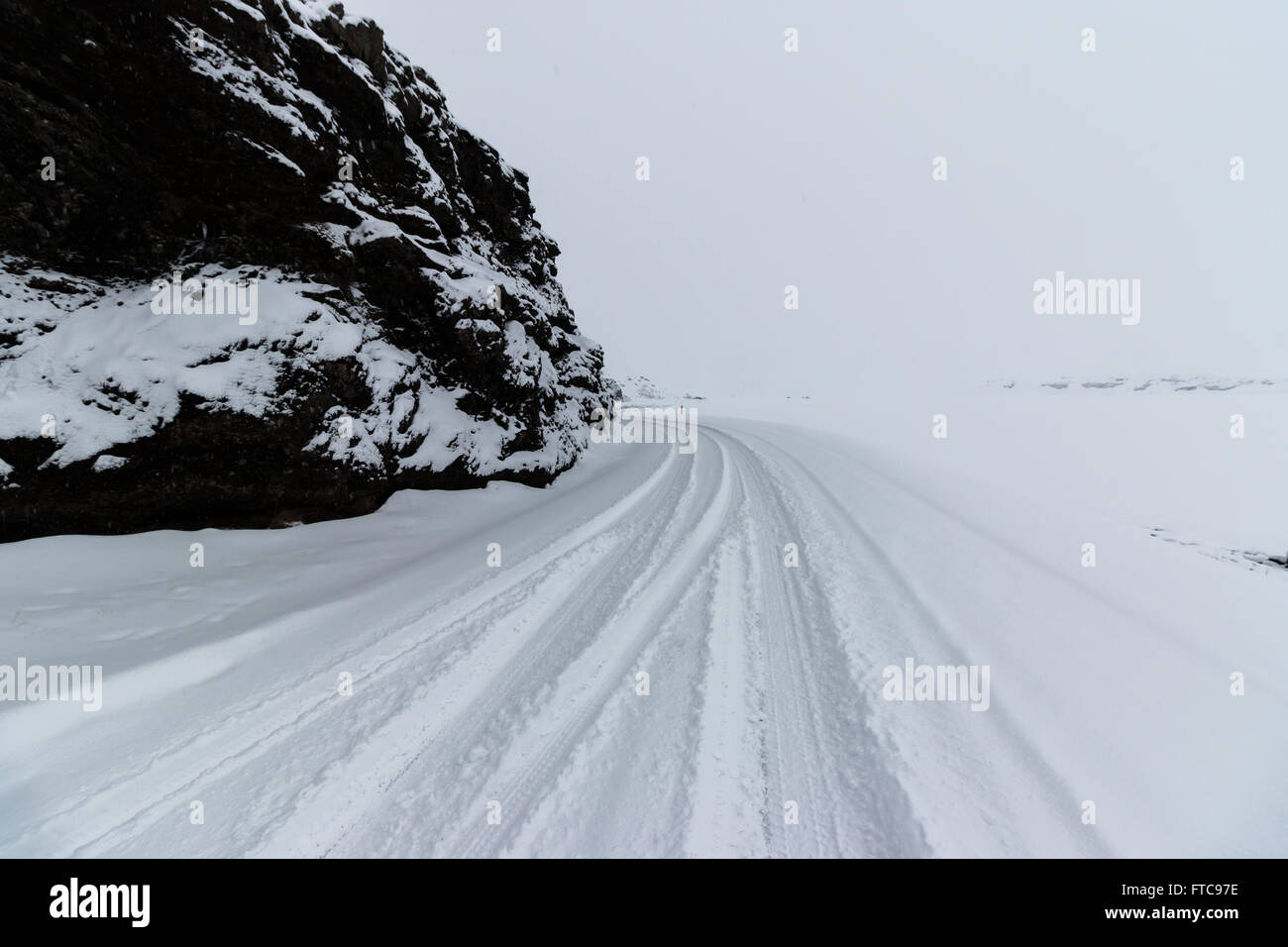 Strada coperta di neve. Kleifarvatn, Islanda. Vicino a Reykjavik e Keflavik. Foto Stock