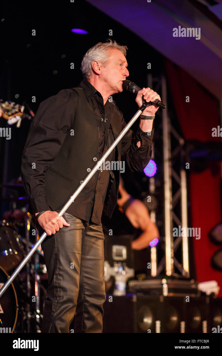 Nantwich, Cheshire, Regno Unito. 26 marzo, 2016. FM eseguire live a Nantwich Sala Civica durante il Nantwich Jazz, Blues e il Festival di musica. Credito: Simon Newbury/Alamy Live News Foto Stock