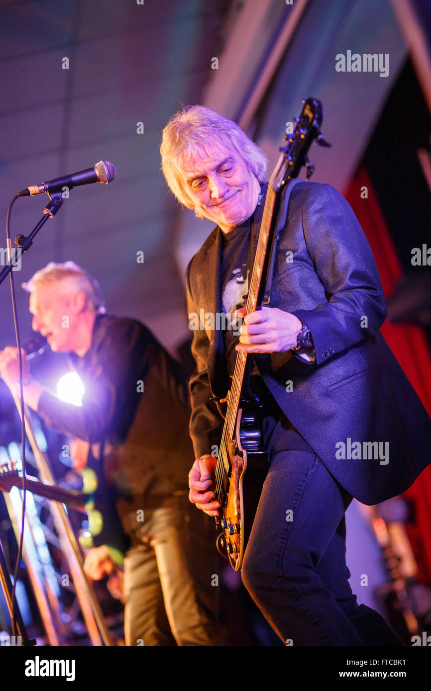 Nantwich, Cheshire, Regno Unito. 26 marzo, 2016. FM eseguire live a Nantwich Sala Civica durante il Nantwich Jazz, Blues e il Festival di musica. Credito: Simon Newbury/Alamy Live News Foto Stock