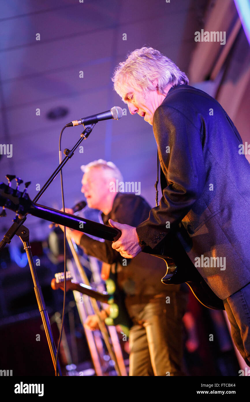 Nantwich, Cheshire, Regno Unito. 26 marzo, 2016. FM eseguire live a Nantwich Sala Civica durante il Nantwich Jazz, Blues e il Festival di musica. Credito: Simon Newbury/Alamy Live News Foto Stock