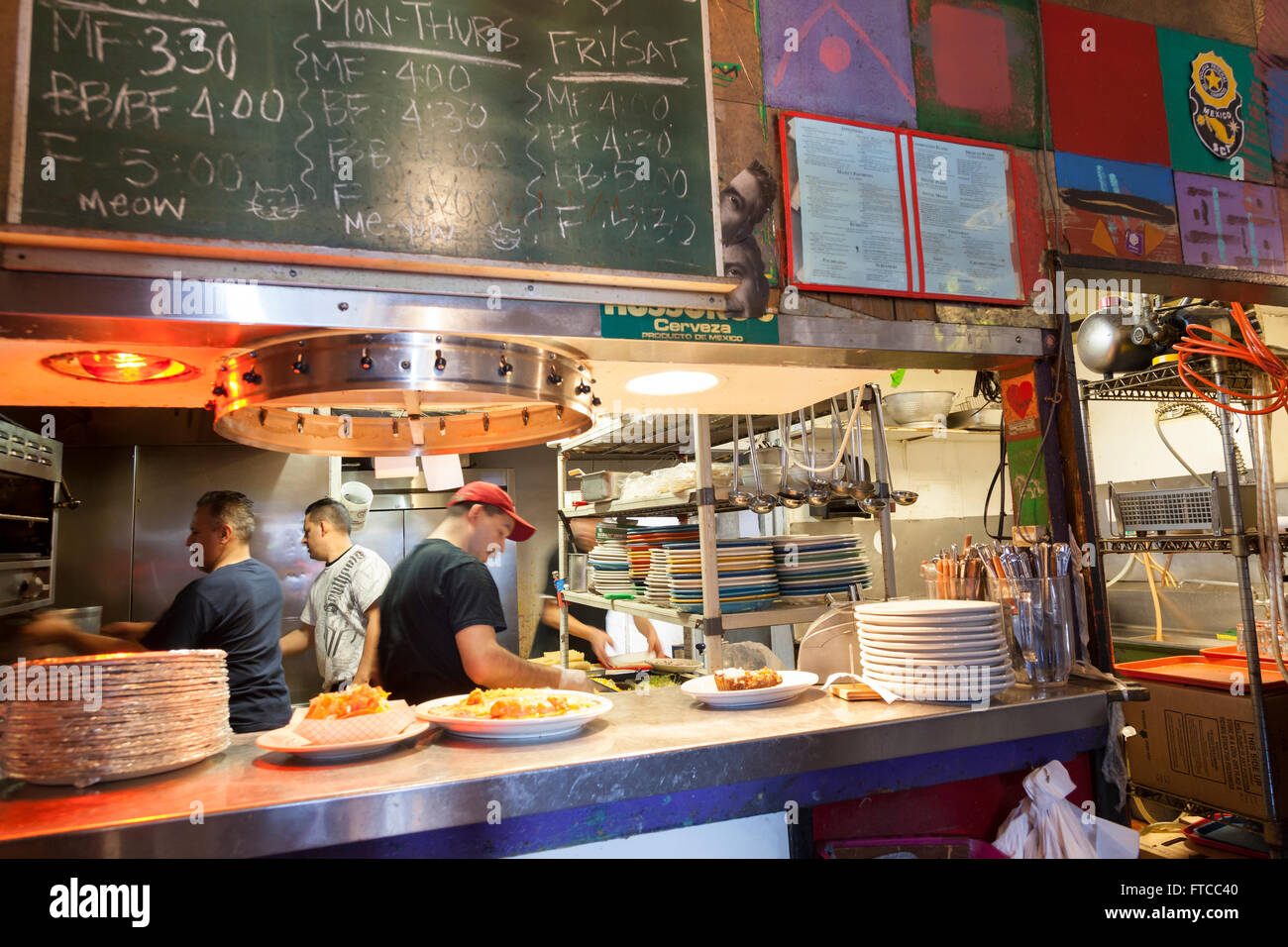 Seattle, Washington, Stati Uniti d'America. 26 marzo, 2016. Il personale nella preparazione degli alimenti per l'ultimo fine settimana prima della chiusura. Mama cucina messicana, amato istituzione locale per quattro decenni, chiuderà le sue porte il 31 marzo 2016. Aperto nel 1974, Seattle più antico ristorante messicano è noto per il suo stile kitsch Elvis ispirato decor e piastre di grandi dimensioni. La proprietà è stata venduta a una ditta di sviluppo, sarà demolito e sostituito da un edificio a otto piani di uso misto edificio. Credito: Paolo Gordon/Alamy Live News Foto Stock