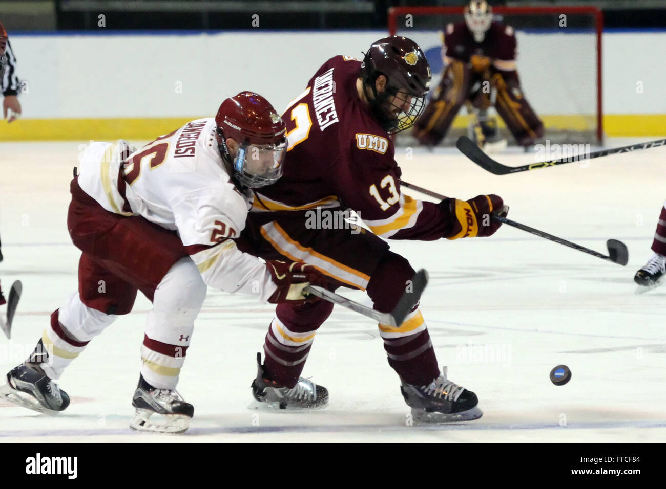 Marzo 26, 2016; Worcester, MA, USA; il Boston College Eagles avanti Austin Cangelosi (26) e Minnesota-Duluth Bulldogs Centre Tony Cameranesi (13) in azione durante il NCAA Nordest Finali Regionali hockey gioco tra Minnesota-Duluth Bulldogs e Boston College Eagles al DCU Center. Il Boston College sconfitto Minnesota-Duluth 3-2. Anthony Nesmith/Cal Sport Media Foto Stock