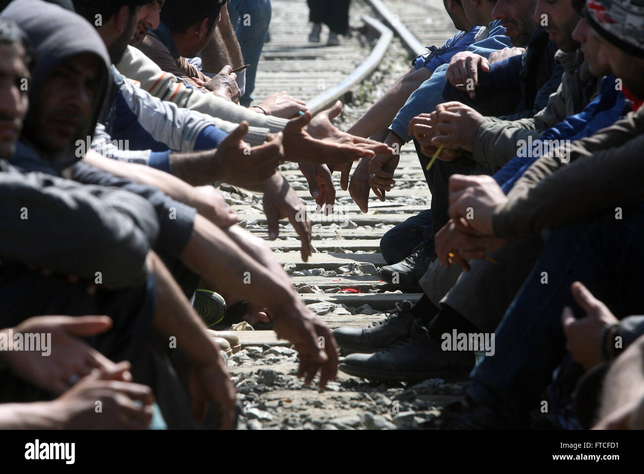 Pechino, Cina. Xxi Mar, 2016. I rifugiati di riposo durante una manifestazione di protesta in Eidomeni rivendicando per l'apertura del valico di frontiera tra la Grecia e la Macedonia Marzo 21, 2016. © Marios Lolos/Xinhua/Alamy Live News Foto Stock