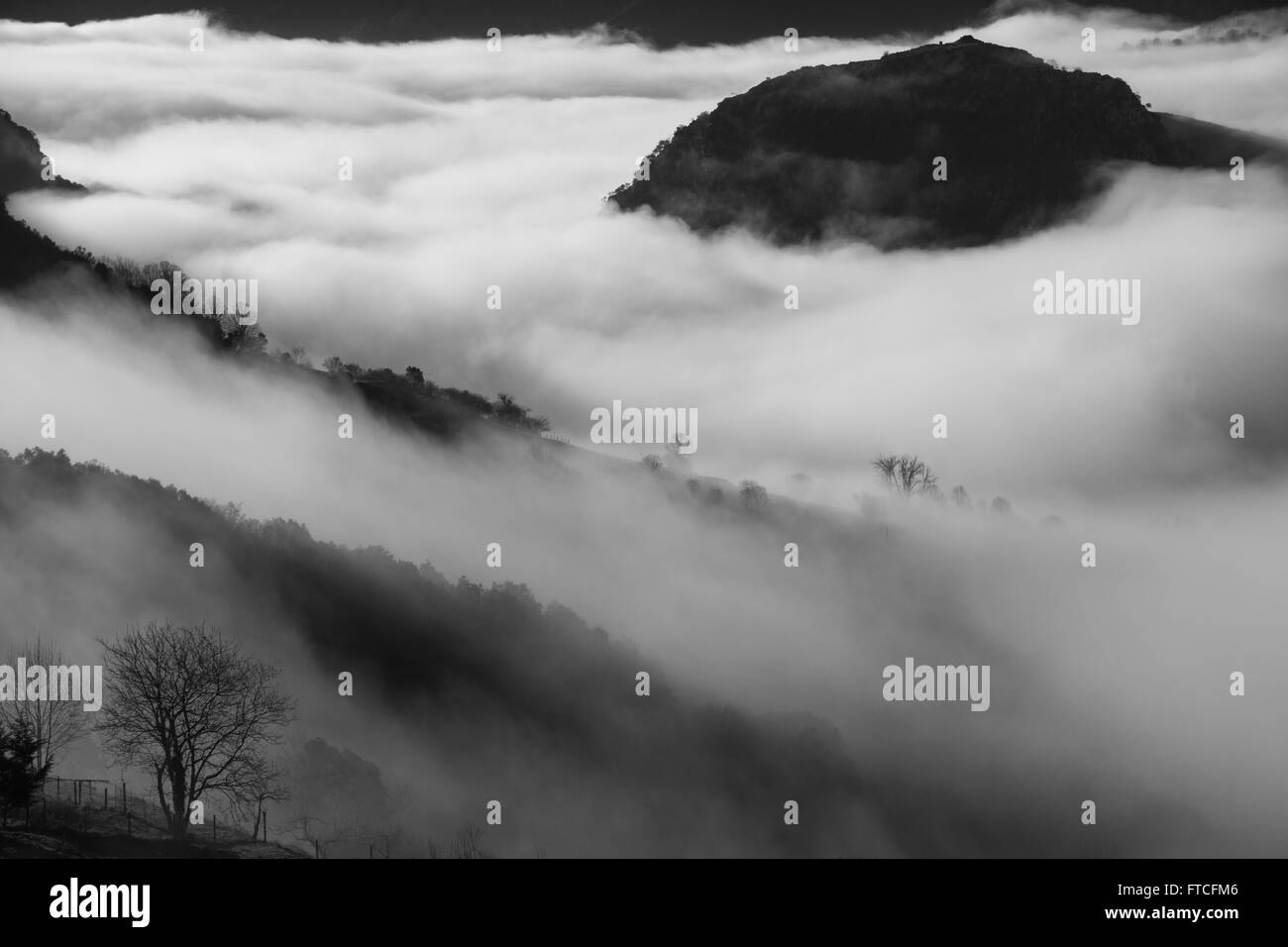 Cabrales valley, Asturias, Spagna settentrionale. Il 27 marzo 2016. Il mattino di Pasqua inversione di cloud computing oltre il Cabrales valle nelle Asturie, nel nord della Spagna. Credito: M Afoto/Alamy Live News Foto Stock