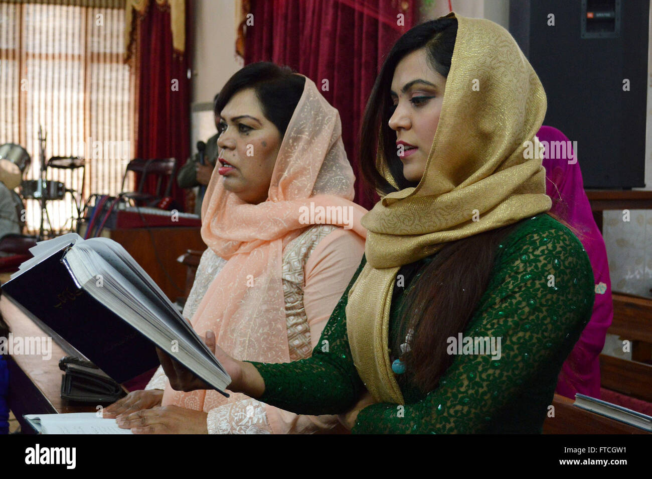 Quetta. 27 Mar, 2016. Cristiani pakistani frequentare una Pasqua messa in una chiesa nel sud-ovest del Pakistan Quetta, Marzo 27, 2016. I cristiani di tutto il mondo contrassegnare la Pasqua, una festa cristiana che celebra la Resurrezione di Gesù Cristo il terzo giorno dopo la sua crocifissione. Credito: Irfan/Xinhua/Alamy Live News Foto Stock