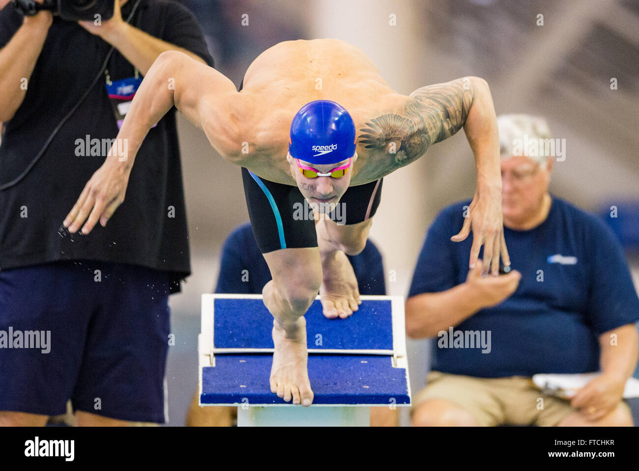 Florida nuotatore Caeleb Dressel durante gli uomini del NCAA Nuoto e Immersioni Subacquee campionato sabato 26 marzo, 2016 presso la Georgia Tech Campus Recreation Centre in Atlanta, GA. Giacobbe Kupferman/CSM Foto Stock