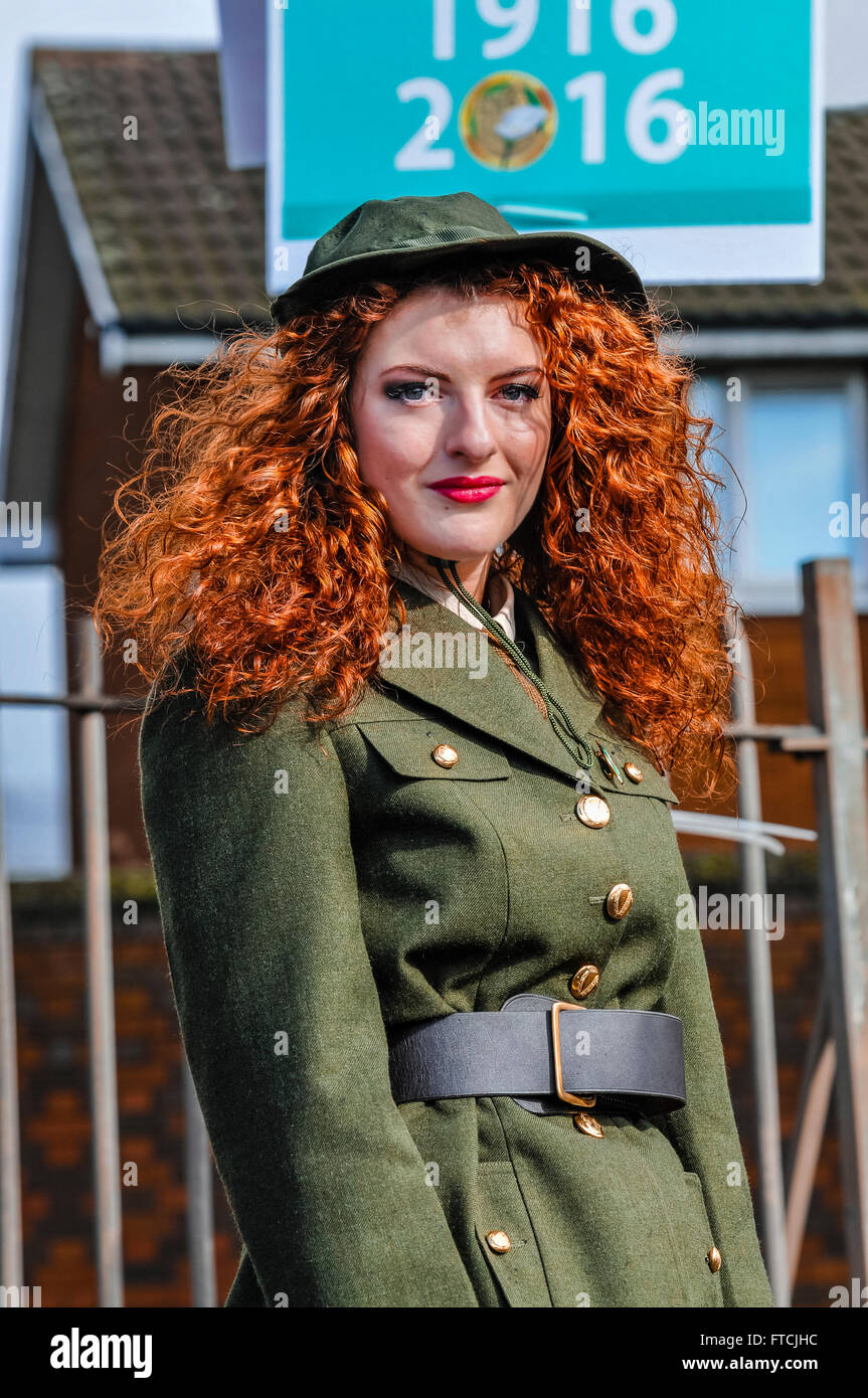 Belfast, Irlanda del Nord. 27 mar 2016 - Connlaith Pickering indossando una riproduzione uniforme militare dalla Irish esercito di civili (ICA) al 1916 Pasqua irlandese aumento della celebrazione del centenario parade. Credito: Stephen Barnes/Alamy Live News Foto Stock