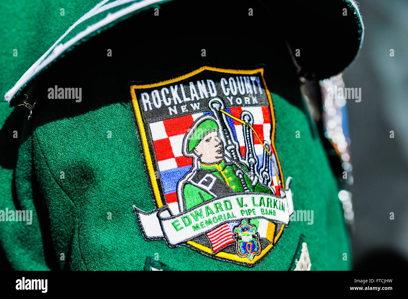 Belfast, Irlanda del Nord. 27 mar 2016 - Braccio badge indossato da un membro del Edward V. Larking Memorial Pipe Band da Rockland County, New York in occasione della Pasqua in aumento della celebrazione del centenario parade. Credito: Stephen Barnes/Alamy Live News Foto Stock