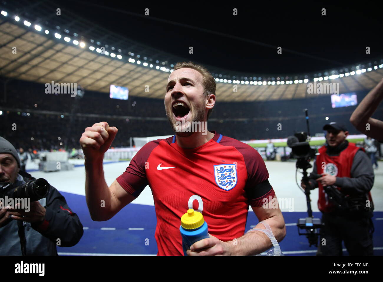 Berlino, Germania. 26 Mar, 2016. Inghilterra Harry Kane celebra dopo la amichevole internazionale partita di calcio tra Germania e Inghilterra all'Olympiastadion di Berlino, Germania, 26 marzo 2016. Foto: CHRISTIAN CHARISIUS/dpa/Alamy Live News Foto Stock