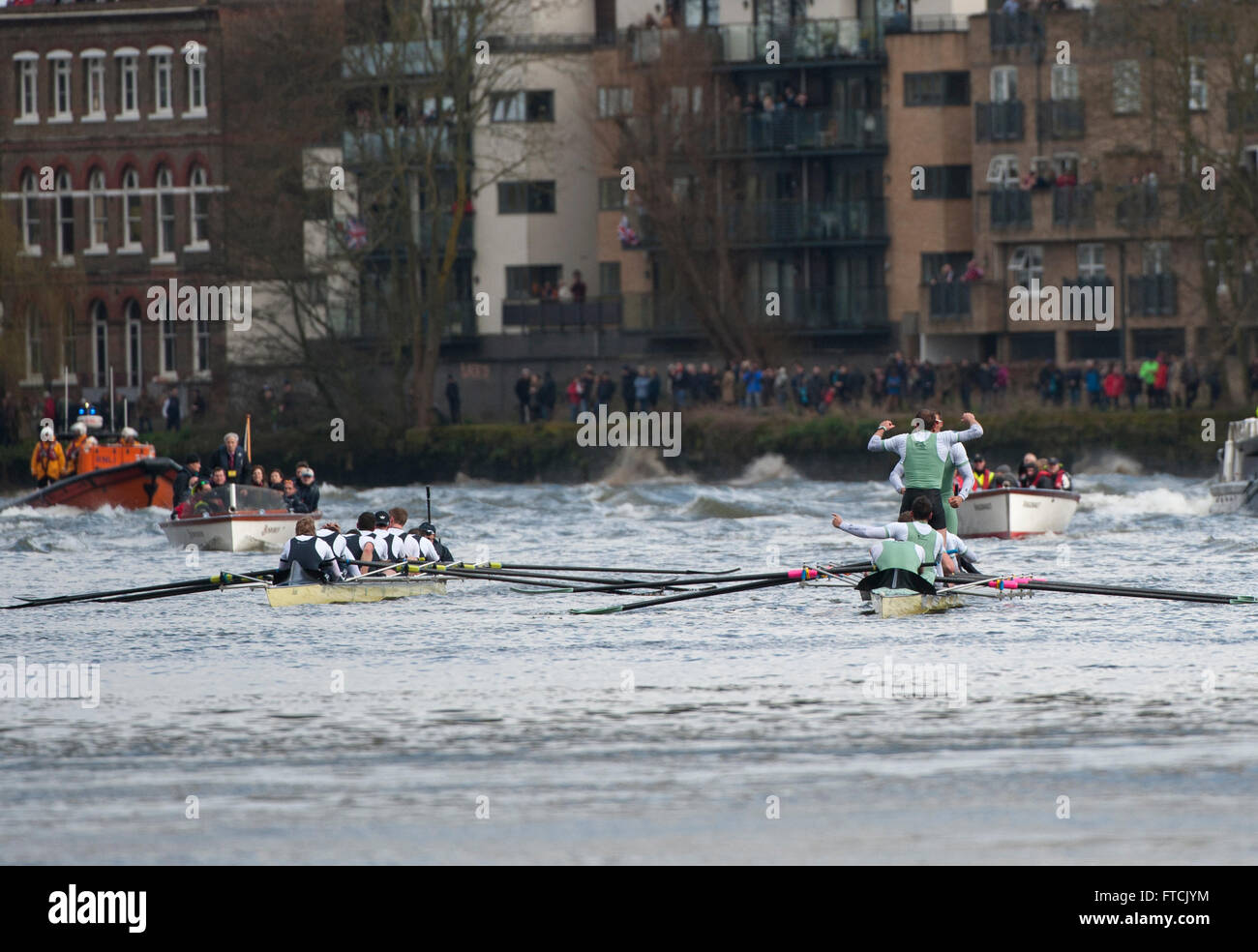 Thames Tideway, Londra, Regno Unito. Il 27 marzo, 2016. Felix CUBC Newman, Ali Abbasi, Charles Fisher, Clemens Auersperg, Luca Juckett, Henry Hoffstot, Ben rublo, lancia Tredell, Ian Middleton, celebrare la loro vittoria nel 2016 del Cancer Research UK Boat Race. Credito: Stephen Bartolomeo/Alamy Live News Foto Stock