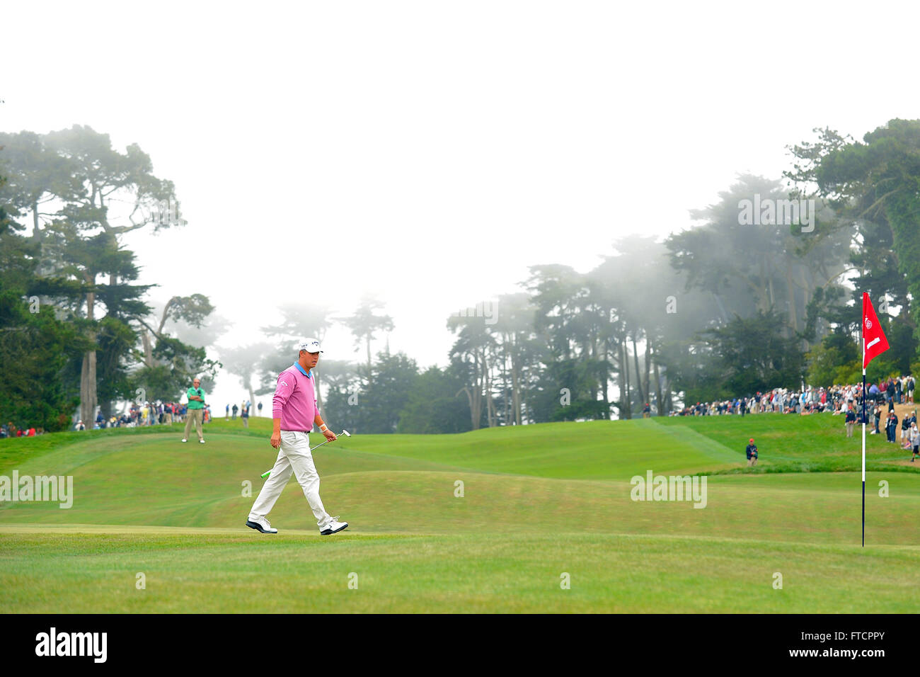 San Francisco, CA, Stati Uniti d'America. 17 Giugno, 2012. La nebbia copre le cime degli alberi come Fredrik Jacobson passeggiate attraverso il primo verde durante il round finale di 112U.S. Aprire presso il club olimpico il 17 giugno 2012 in San Francisco. ZUMA PREMERE/ Scott A. Miller © Scott A. Miller/ZUMA filo/Alamy Live News Foto Stock