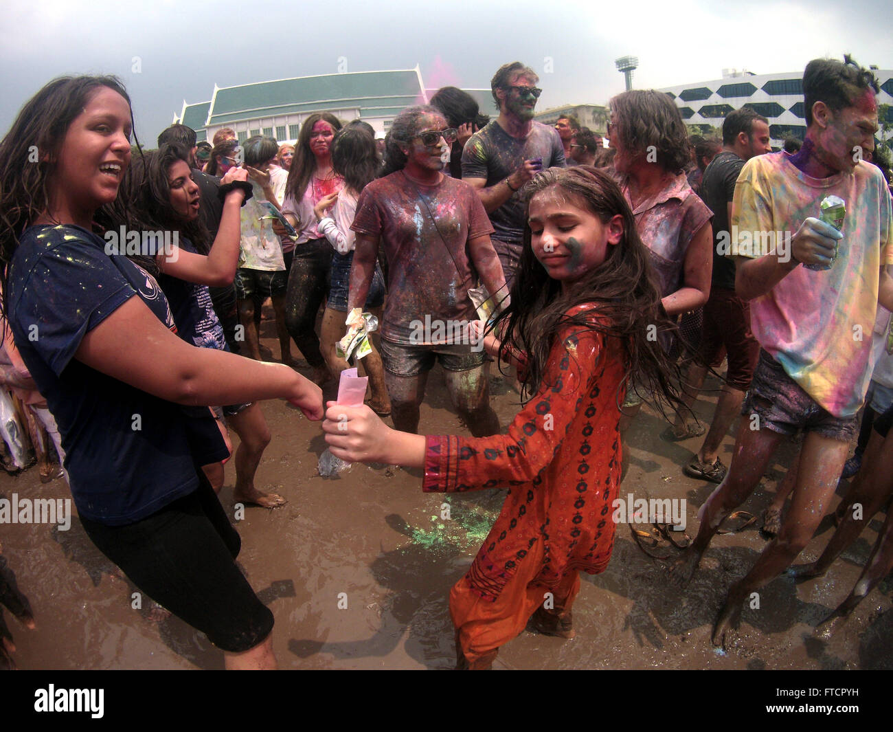 Bangkok, Tailandia. Il 27 marzo, 2016. Persone coperte di polvere colorata prendere parte in 'Holi festival dei colori Bangkok' organizzato dal VHP (Vishwa Hindu Parishad) Associazione all Università di Thammasat Campus in Bangkok. Holi, noto anche come il festival dei colori o il festival di condivisione dell'amore è un festival di primavera, soprattutto per celebrare in India, ma così come in molti altri paesi con una comunità indiana quali Bangkok in Thailandia. Credito: Piti un Sahakorn/Alamy Live News Foto Stock