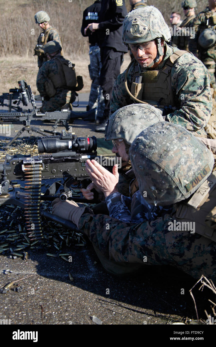 Bucarest, Romania (feb. 26, 2015) DEGLI STATI UNITI Marines dalla flotta Alpha anti-terrorismo Security Team Company Europe (FASTEUR), la stazione navale di Rota, incarica un rumeno Jandarmeria stati nell'uso di un M240B mitragliatrice presso il rumeno intelligence service poligono di tiro a Bucarest, Romania, Feb 26, 2015. FASTEUR Marines condotta piccoli bracci precisione di tiro della formazione con la nazione ospitante forze durante un innesto di ambasciata per familiarizzare entrambe le forze sulle armi normalmente utilizzato durante le operazioni di sicurezza. (U.S. Marine Corps foto di Sgt. Esdras Ruano/rilasciato) Foto Stock