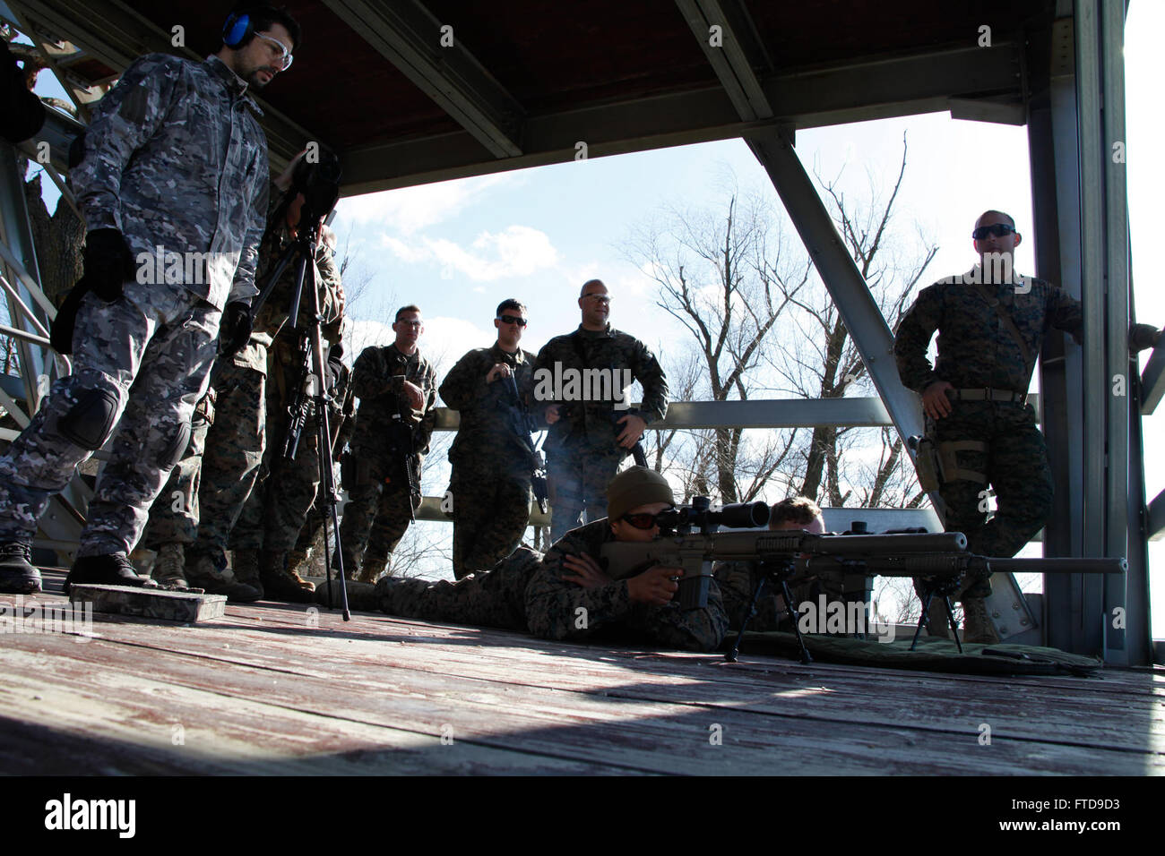 Bucarest, Romania (feb. 26, 2015) DEGLI STATI UNITI Marines dalla flotta Alpha anti-terrorismo Security Team Company Europe (FASTEUR), la stazione navale di Rota, dimostrare la capacità di un designato marksman sparando a un M110 SASS fucile da cecchino ai membri del rumeno intelligence service e Jandarmeria presso il rumeno intelligence service poligono di tiro a Bucarest, Romania, Feb 26, 2015. FASTEUR Marines condotta piccoli bracci precisione di tiro della formazione con la nazione ospitante forze durante un innesto di ambasciata per familiarizzare entrambe le forze sulle armi normalmente utilizzato durante le operazioni di sicurezza. (U.S. Foto Stock