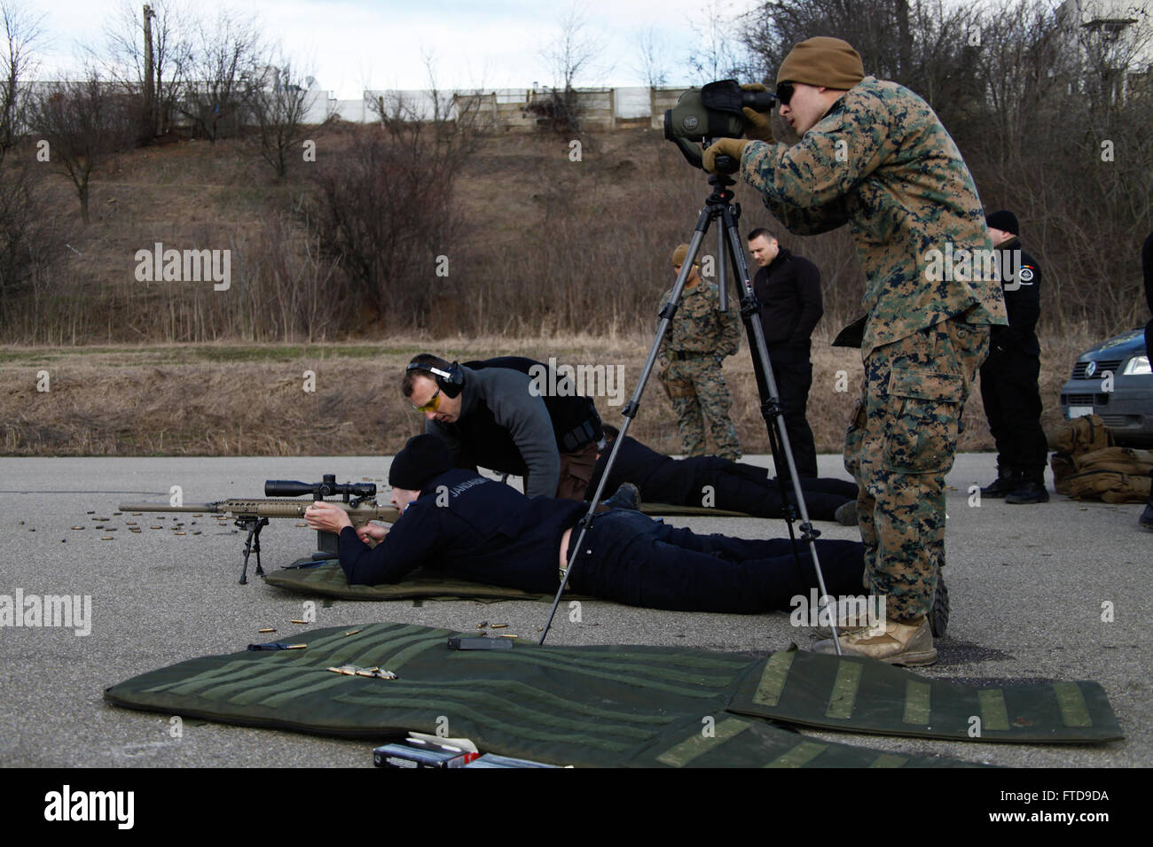 Bucarest, Romania (feb. 26, 2015) DEGLI STATI UNITI Lancia Marine Cpl. Matteo a ovest dalla flotta Alpha anti-terrorismo Security Team Company Europe (FASTEUR), la stazione navale di Rota, agisce come uno spotter per un membro del rumeno intelligence service (SRI) sparando a un M110 SASS fucile da cecchino, utilizzato da designati ai tiratori di FAST plotoni al SRI poligono di tiro a Bucarest, Romania, Feb 26, 2015. FASTEUR Marines condotta piccoli bracci precisione di tiro della formazione con la nazione ospitante forze durante un innesto di ambasciata per familiarizzare entrambe le forze sulle armi normalmente utilizzato durante le operazioni di sicurezza. (U.S. M Foto Stock