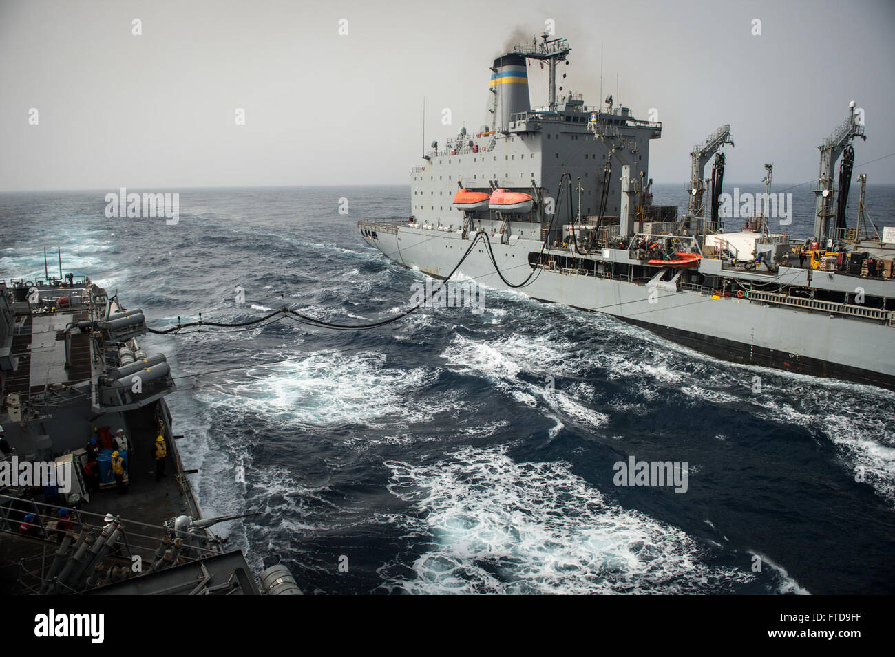 150227-N-GV664-122 mare mediterraneo (feb. 27, 2015) USS Donald Cook (DDG 75) conduce a una ricostituzione in mare con la forza militare di comando Sealift flotta oliatore di rifornimento USNS John Lenthall (T-AO-189) Il 27 febbraio 2015. Donald Cook, un Arleigh Burke-class guidato-missile destroyer distribuita a Rota, Spagna, sta conducendo operazioni navali negli Stati Uniti Sesta flotta area di operazioni a sostegno degli Stati Uniti per gli interessi di sicurezza nazionali in Europa. (U.S. Foto di Marina di Massa lo specialista di comunicazione 2a classe Karolina A. Oseguera/rilasciato) Foto Stock